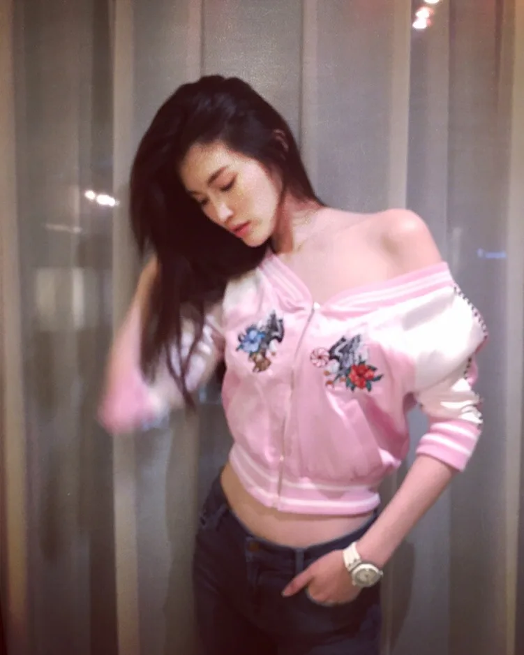 Sui He photo 14 — Brown, Slim