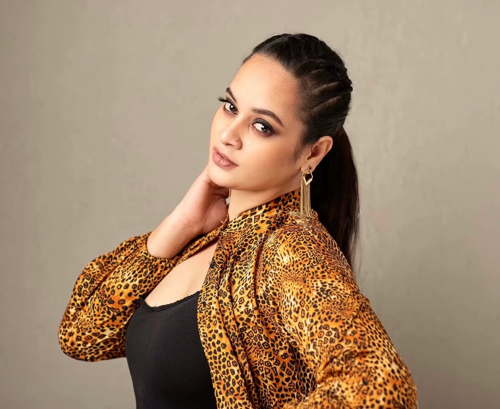 Suja Varunee photo 16 — Brown, Asian