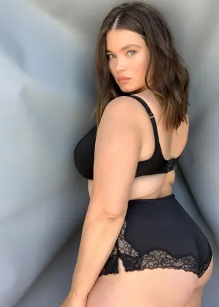 Tara Lynn (Model) photo 1 — American, Brown