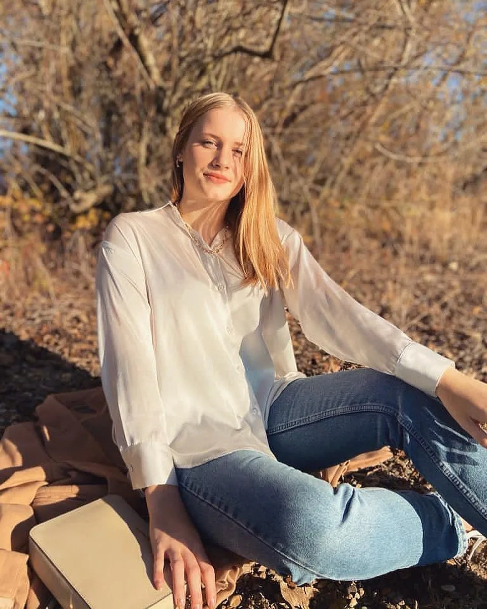 Teresa Bauer photo 2 — Blonde, Blue