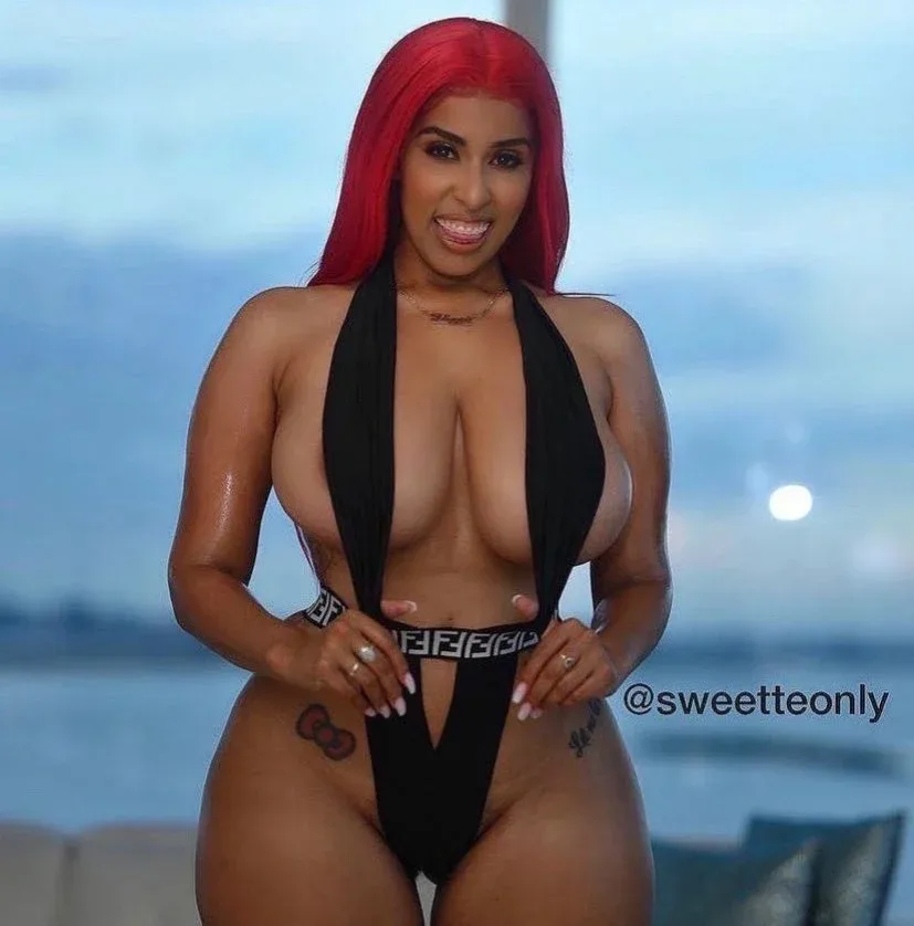 Thais Gonzalez photo 18 — Actress, Artist, Business Woman, Glamour Model, Influencer, Musician, American