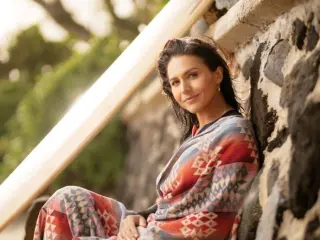 Tulsi Gabbard photo 13 — American),  (American Samoan, Brown