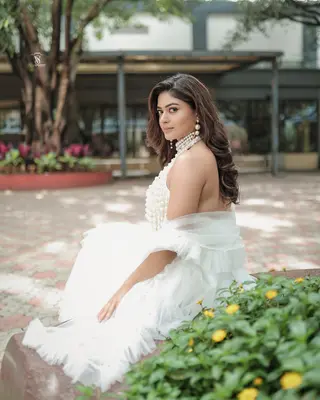 Vaibhavi Shandilya photo 4 — Brown, Asian