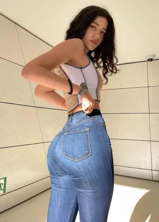 Vanessa Reinhardt photo 17 — Caucasian, Adult Model, Blogger, Gamer, Influencer, Model, TikTok Star, YouTuber