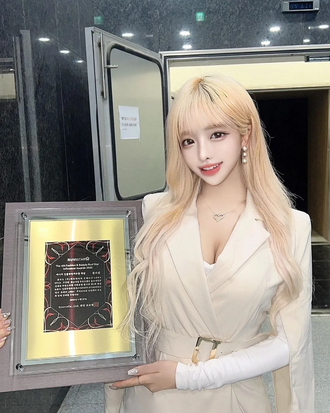 Velymom photo 7 — South Korean, Blonde